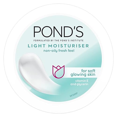 POND’S Light Face Moisturizer 200 ml, Daily Lightweight Non-Oily Cream with Vitamin E for Soft Glowing Skin, SPF 15 – With Vitamin C & Niacinamide